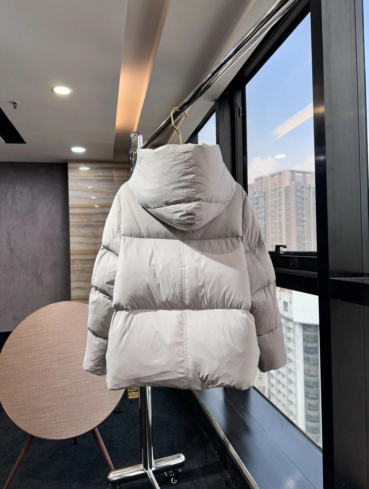 P1100 Top-quality original Canada Goose new model for autumn and winter. It is warm and has no sense of restraint. It is made of national standard 90 white duck down. It is light and elegant, giving you all-round warmth! The appearance of the upper body is more classy and stylish, allowing warmth and grace to go hand in hand. The multiple car lines on the center line are strict and symmetrical, keeping warm and waiting. The logo on the chest embellishes the whole piece! The unique taste goes deep into the bone marrow. It is age-reducing and full of warmth. It has a simple and elegant look and has the same color for men and women. Black Gray Size: XS-S M L